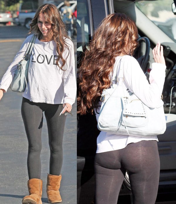 Jennifer Love Hewitt usually tries to hide her ass for some mysterious 