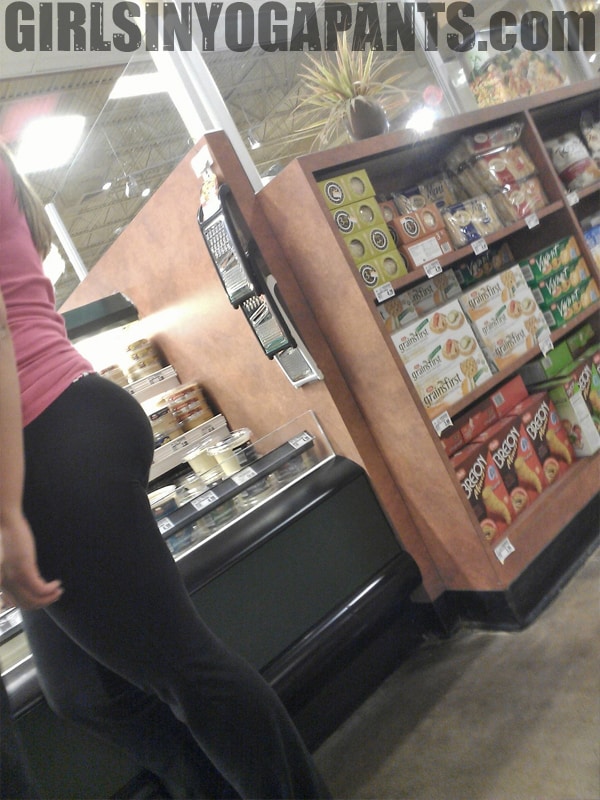 CREEP SHOTS: GROCERY STORE EDITION :Girls In Yoga Pants