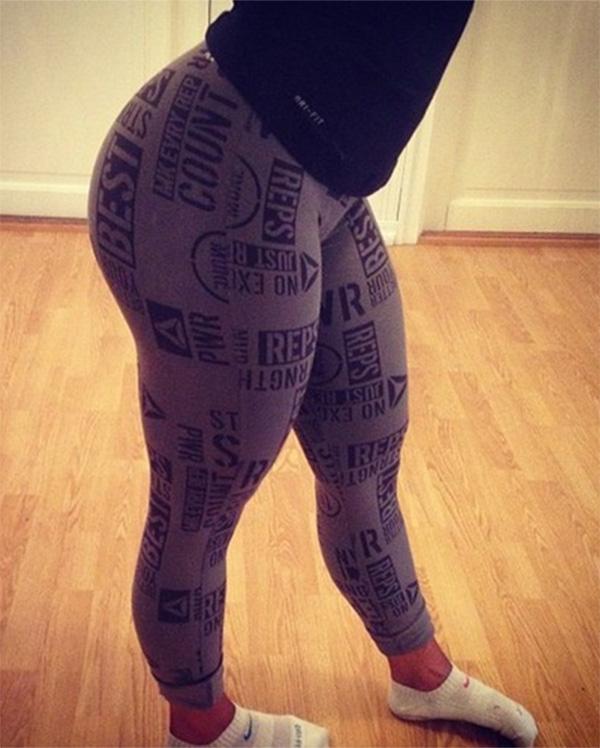 SHE DOES SQUATS Girls In Yoga Pants